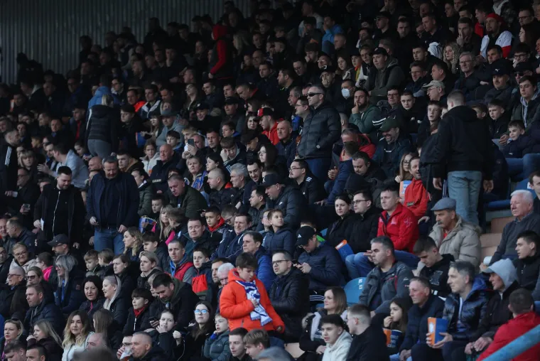 Prekid na utakmici Dinama i Varaždina ostavio sve u čudu, a misteriozne navijačice plijenile pažnju