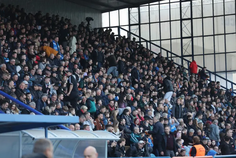 Prekid na utakmici Dinama i Varaždina ostavio sve u čudu, a misteriozne navijačice plijenile pažnju