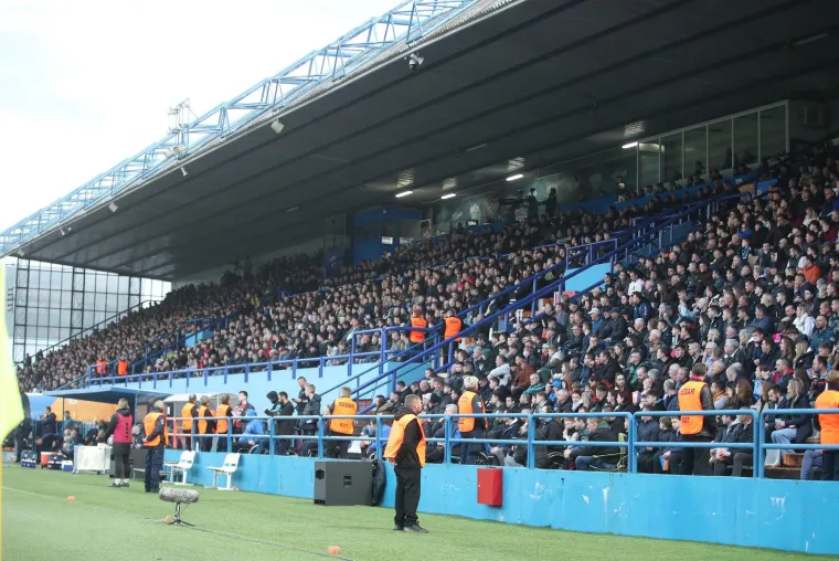 Prekid na utakmici Dinama i Varaždina ostavio sve u čudu, a misteriozne navijačice plijenile pažnju