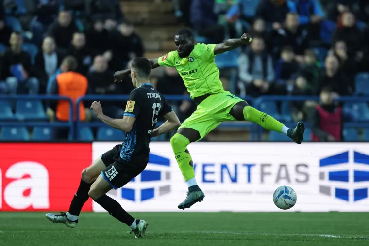 Prekid na utakmici Dinama i Varaždina ostavio sve u čudu, a misteriozne navijačice plijenile pažnju