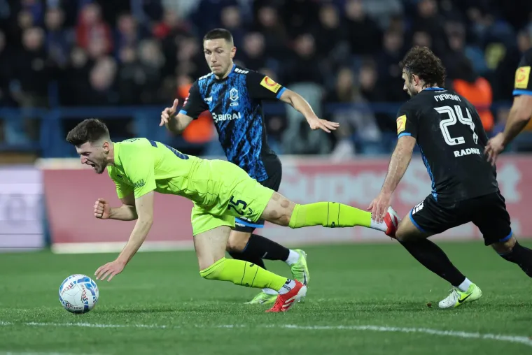 Prekid na utakmici Dinama i Varaždina ostavio sve u čudu, a misteriozne navijačice plijenile pažnju