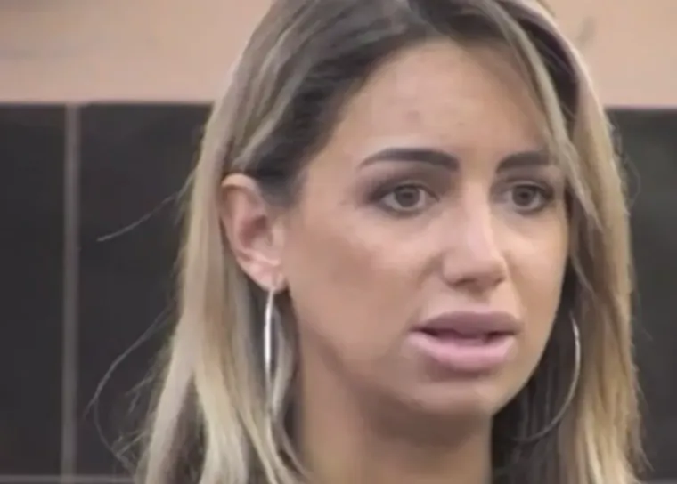 Iva je u show ušla nedugo nakon emotivnog prekida s poduzetnikom Marinkom Zovkom, a njeno prvo pojavljivanje pred kamerama izazvalo je brojne reakcije. 