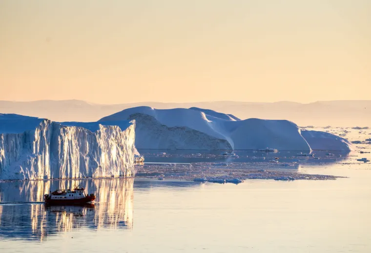 Ilulissat Icefjord, pod zaštitom UNESCO-a, mjesto je gdje se rađaju neki od najspektakularnijih ledenih bregova na sjevernoj hemisferi, nijemi svjedoci snage prirode. Krajolik je to surove ljepote, gdje beskrajno bjelilo zimi ustupa mjesto kratkotrajnom ljetu s tundrom prekrivenom niskim raslinjem, bobicama i arktičkim cvijećem.