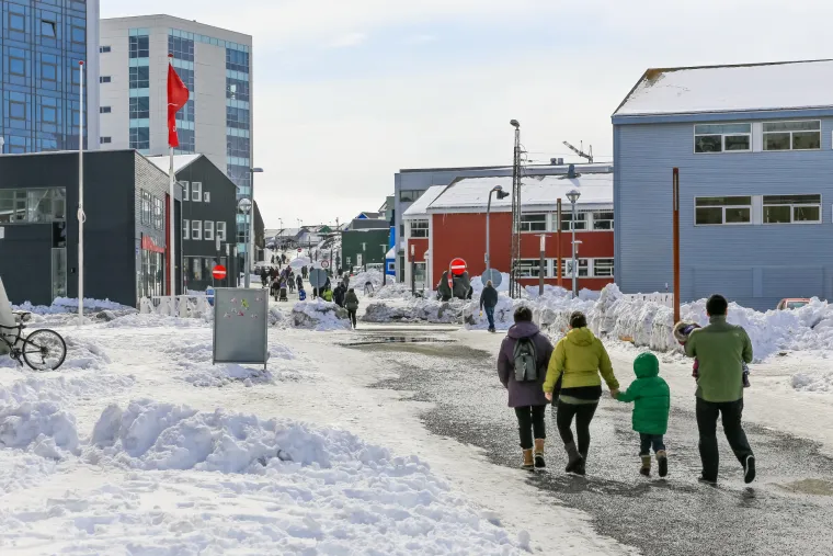 Danas se Grenland suočava s novim prijetnjama: klimatske promjene tope led rekordnom brzinom, ugrožavajući tradicionalni način života, infrastrukturu i jedinstveni ekosustav. Otvaraju se i pitanja iskorištavanja bogatih mineralnih resursa (uključujući rijetke zemne metale), što donosi ekonomske nade, ali i strahove od devastacije okoliša. Geopolitički interes velikih sila, poput ponovljenih izjava američkog predsjednika Trumpa o želji za kupnjom otoka, dodatno komplicira težnje većine Grenlanđana za većom samostalnošću, pa i potpunom neovisnošću.