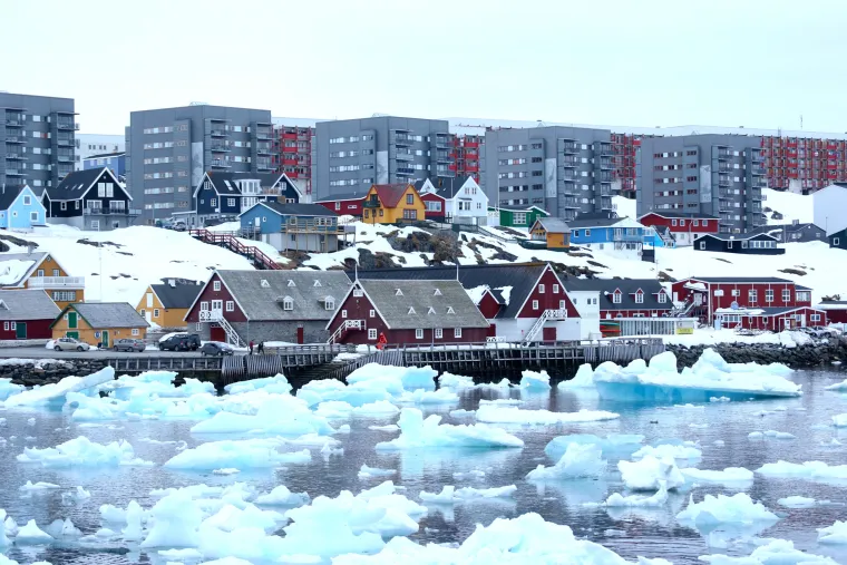Izgradnja novih međunarodnih zračnih luka, poput one u glavnom gradu Nuuku i Ilulissatu, olak&scaron;ava dolazak. Putovanje između naselja, s obzirom na nepostojanje cesta koje ih povezuju, i dalje je avantura &ndash; odvija se brodovima, zrakoplovima, helikopterima, a zimi motornim sanjkama i tradicionalnim psećim zapregama. 