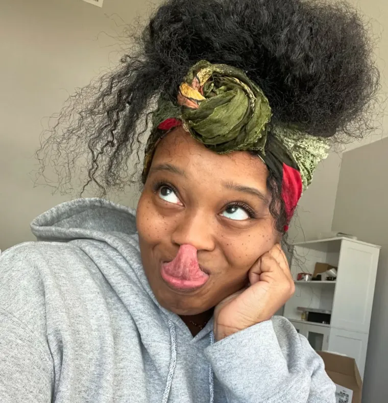 &Scaron;to se tiče obitelji, spominje da njezina majka također ima dugačak jezik, ali ni približno kao njezin.