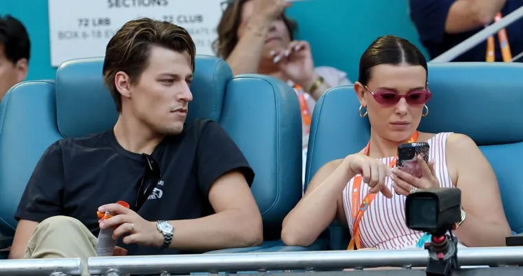 U ožujku 2025., Millie je predstavila novu smeđu boju kose tijekom posjeta teniskom turniru Miami Open, gdje je viđena s suprugom Jakeom i njegovim roditeljima. ​Fanovi su mahom na društvenim mrežama pisali kako s tamnijom kosom izgleda puno mlađe.