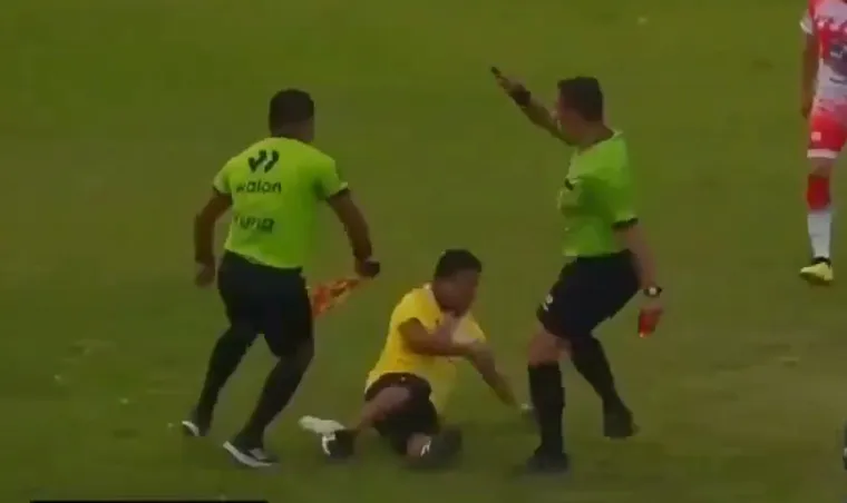 Utakmica je prekinuta nakon ovog incidenta, a nije poznato u kakvom je stanju trener te hoće li protiv sudionika ovog događaja biti pokrenute disciplinske mjere.