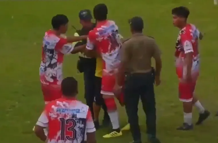 Poput Mirka: Sudac s crvenim kartonom u ruci impresivnim high-kickom nokautirao trenera