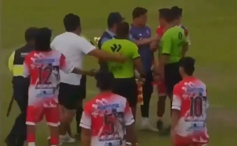 Poput Mirka: Sudac s crvenim kartonom u ruci impresivnim high-kickom nokautirao trenera