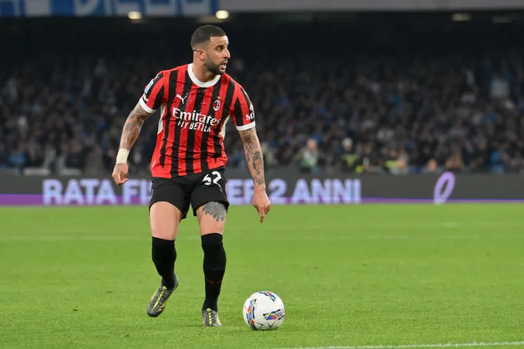 JE LI LAURYN GOODMAN I DALJE ZALJUBLJENA U WALKERA? Goodman je započela javni sukob s bivšim ljubavnikom, a borba je završila i na sudu. Walker je morao kupiti Goodman kuću u vrijednosti od preko 2 milijuna eira, a naredili su mu i da mora plaćati 9.5 milijuna eura za alimentaciju. Platio je Walker i njezin dug od skoro 48 000 eura, te preko 100.000 eura za dadilju, namještaj i automobil. Iako Lauryn tvrdi kako više ne želi imati ništa s Wakerom, njezina ogrlica ipak govori drugačije.