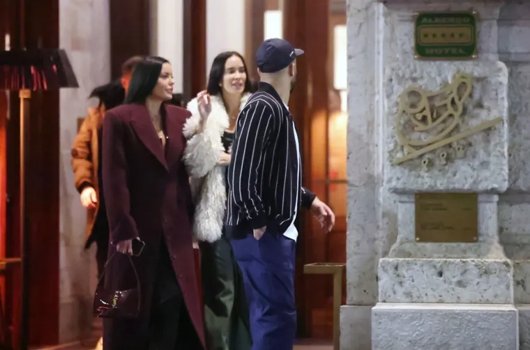 &quot;Kyle je divan, šarmantan dečko koji je silno želio pričati o svom novom životu u Milanu&quot;, kazala je navodno Marijana prijatelju (djevojka u crvenom na fotografiji). Izvor je za The Sun pak naveo kako su Marijana i Dragana ljupke žene s dobrim ukusom.