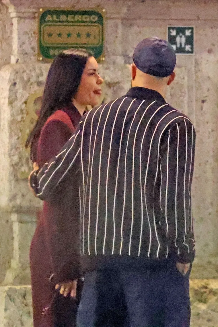 Nakon što joj je pomogao oko kose, Kyle je elegantno spustio ruku na leđa mladoj dami. Taj detalj posebno opisuju engleski mediji. 