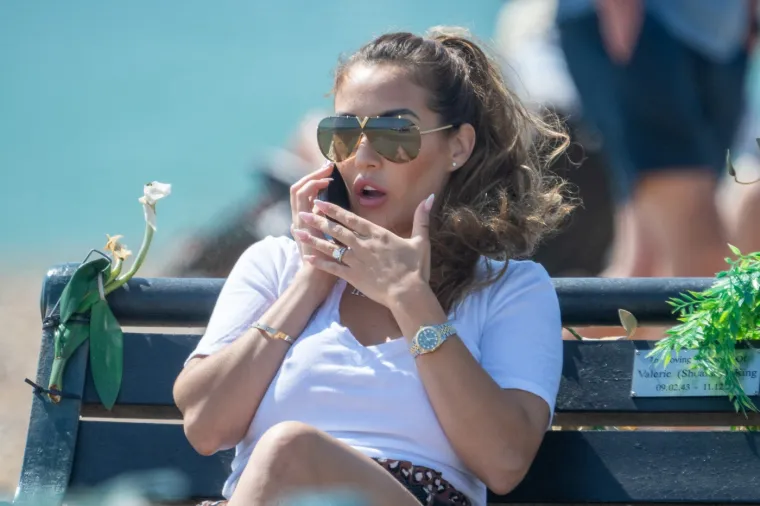 Lauryn Goodman razgovara na telefon. 