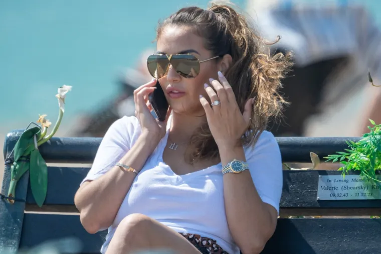 Primjećujete li &scaron;to biv&scaron;a ljubavnica najvećeg nogometnog preljubnika ima oko vrata? Ovo mijenja sve