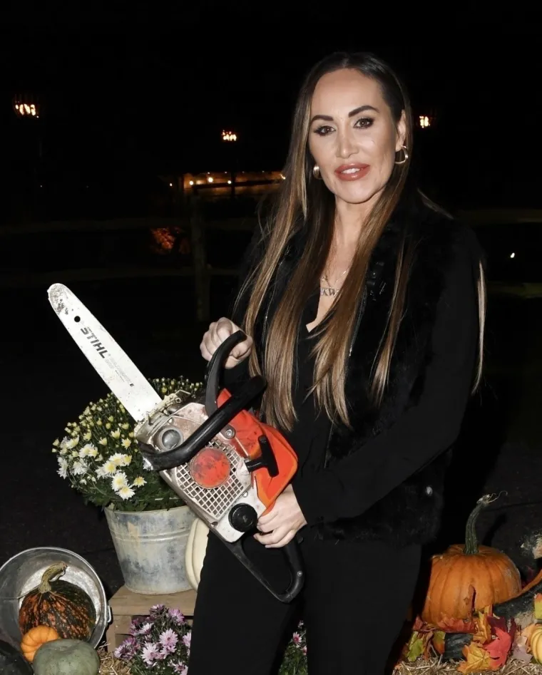 Lauryn Goodman s motornom pilom. 