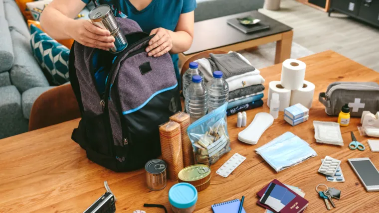 Nepredvidive okolnosti poput prirodnih nepogoda, nesreća ili drugih kriznih trenutaka mogu se dogoditi u bilo kojem trenutku. Takve situacije zahtijevaju brzu reakciju i pripremljenost, a najbolji način da to postignete je da uvijek imate pri ruci torbu s osnovnim potrepštinama za preživljavanje. S obzirom na to da se nikad ne zna što nas čeka, važno je znati što sve treba biti u toj torbi ili ruksaku. 