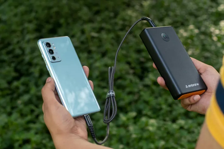 9. Prijenosni punjač za mobitel: Prijenosne baterije, također mogu biti korisni izvori napajanja za mobitele i druge male elektroničke uređaje koji moraju biti napunjeni. U kriznim situacijama, komunikacija može biti ključna pa je važno da vam mobilni uređaj ostane pun što je duže moguće.