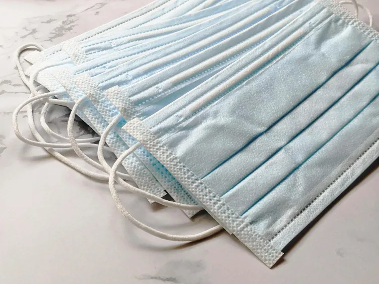 18. Maska za lice: Ako se nalazite u okruženju gdje ima pra&scaron;ine, dima ili patogena, za&scaron;titna maska za lice, posebno ako je N95, bit će izuzetno korisna. Ove maske pružaju visoku za&scaron;titu od &scaron;tetnih čestica u zraku, čime se smanjuje rizik od respiratornih problema. U situacijama poput požara, nesreća ili čak zagađenja, maska vam može pomoći da preživite i za&scaron;titite di&scaron;ni sustav.