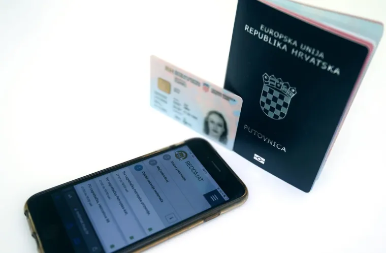 23. Važni dokumenti i identifikacija: Imati pristup važnim dokumentima poput putovnice ili osobne iskaznice ključno je za dokazivanje identiteta, pristup zdravstvenoj usluzi ili za prelazak granice. Spakirajte ih u vodootpornu vrećicu kako biste ih za&scaron;titili od o&scaron;tećenja vodom. Iako se često zanemaruju, dokumenti mogu biti presudni za va&scaron;u sigurnost i slobodu kretanja u kriznim situacijama.