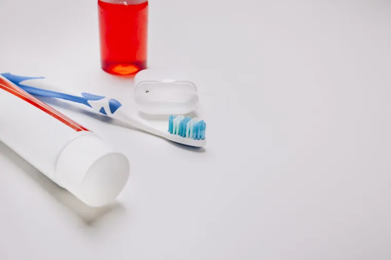 25. Osobne higijenske potrep&scaron;tine: Ne zaboravite spakirati osnovne higijenske potrep&scaron;tine poput paste i četkice za zube u torbu. Održavanje osnovne osobne higijene u stresnim uvjetima može vam pomoći da se osjećate bolje i očuvate zdravlje, a u nekim situacijama također može smanjiti rizik od infekcija i bolesti.