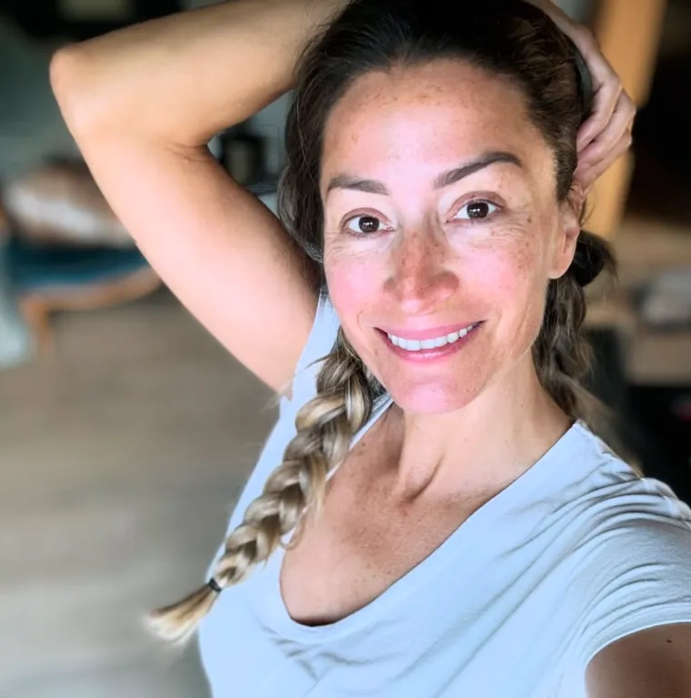 Rebecca Loos rođena je 19. lipnja 1977. godine u Madridu, Španjolska. Odrasla je u obitelji engleskih doseljenika i od malih nogu razvijala interes za svijet poznatih. Nakon školovanja, Loos se preselila u Veliku Britaniju i započela karijeru u modnoj industriji, a kasnije je postala poznata u javnosti kao asistentica Davida Beckhama.