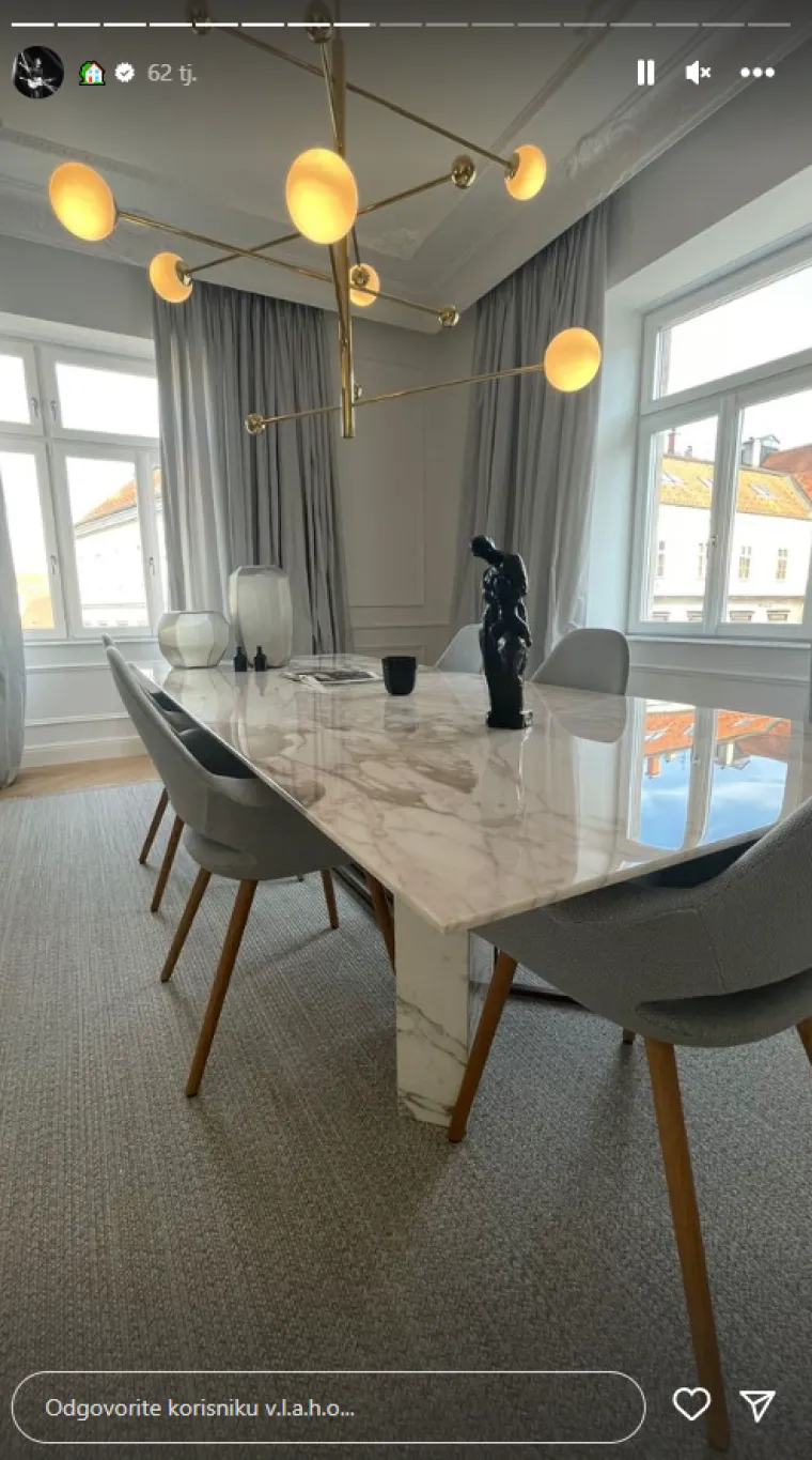 Nakon što su Vlaho i Tatjana preuzeli stan, odlučili su ga renovirati! Uredili su ga u modernom stilu s raskošnim parketom te namještajem u bijelim i sivim tonovima. Za dizajniranje prostora zadužen je bio poznati dizajnerski dvojac Franić i Šekoranja.