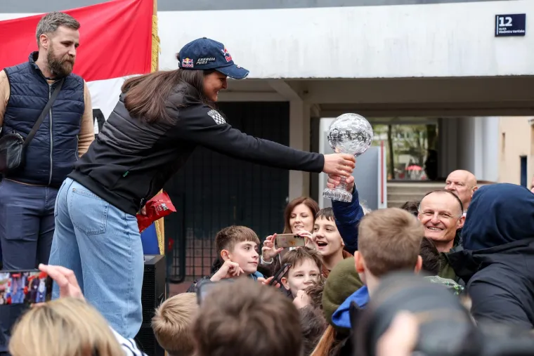 Zrinka je dala svojim susjedima i da osjete taj globus