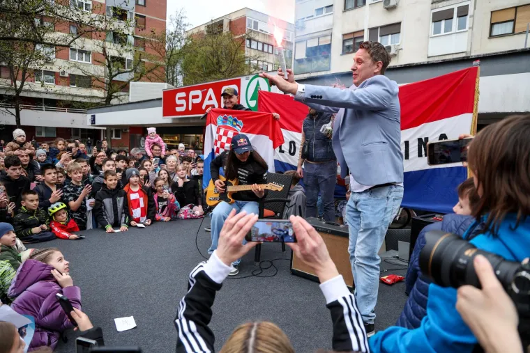 Cura iz kvarta je najbolja slaloma&scaron;ica svijeta: Pogledajte bakljadu i kako je ponosan Zrinkin djed