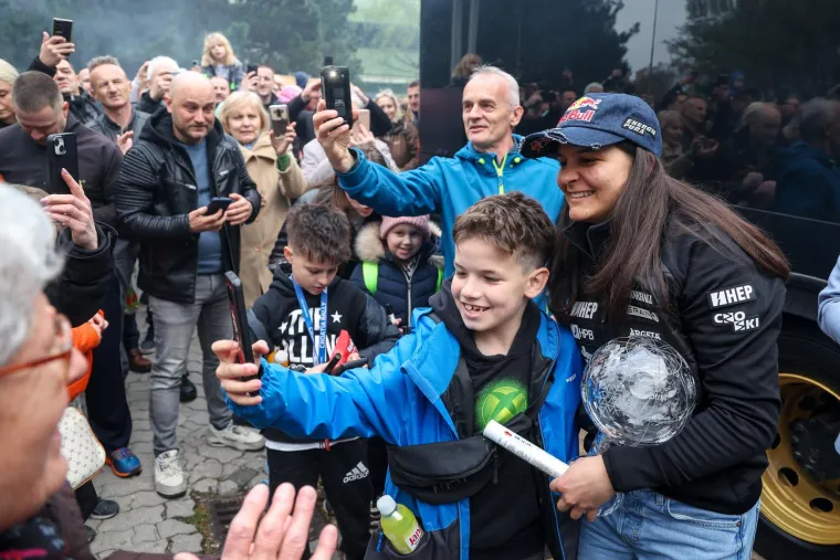 Cura iz kvarta je najbolja slaloma&scaron;ica svijeta: Pogledajte bakljadu i kako je ponosan Zrinkin djed