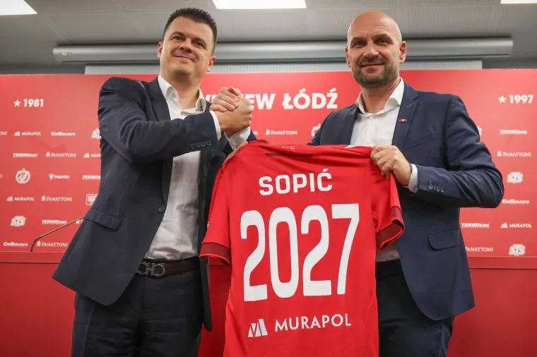 Sopić je na predstavljanju dobio dres sa svojim prezimenom. 