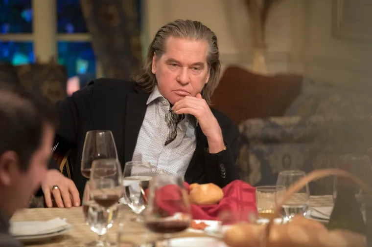 Val Kilmer, proslavljeni američki glumac, preminuo je 1. travnja 2025. u Los Angelesu u dobi od 65 godina. Uzrok smrti bila je upala pluća, potvrdila je njegova kći Mercedes Kilmer. 