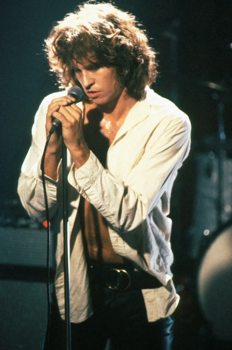 Godine 1991., Kilmer je briljantno utjelovio Jima Morrisona u biografskom filmu &quot;The Doors&quot; u režiji Olivera Stonea. Njegova interpretacija legendarnog pjevača bila je hvaljena, a sam je otpjevao mnoge pjesme u filmu, demonstrirajući svoj glazbeni talent.