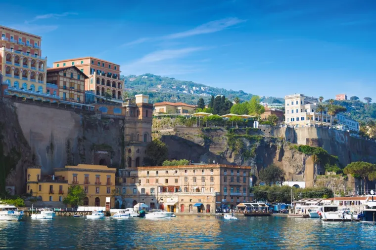 2. Sorrento, Italija: Na drugom mjestu, s ocjenom 9,3/10, nalazi se Sorrento u Italiji. Ova šarmantna talijanska destinacija bilježi 349.300 prosječnih mjesečnih pretraživanja. Sorrento je mali talijanski grad smješten uz obalu, koji je poznat po prekrasnim pogledima na more i zgradama koje se uspinju uz litice. Sorrento je popularna destinacija za ljubitelje mora, a najpoznatije aktivnosti uključuju ronjenje, ribolov, vožnje brodom i uživanje u luksuznim restoranima na obali. 