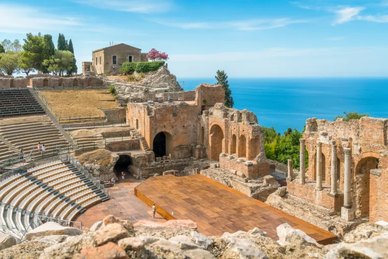 3. Taormina, Italija: Vrlo blizu Sorrenteu, na trećem mjestu, nalazi se Taormina u Italiji, s ocjenom 9,2/10. Taormina bilježi 273.000 prosječnih mjesečnih pretraživanja, a popularnost joj je porasla otkako je tamo snimana jedna od sezona popularne TV serije Bijeli lotos. Ovaj gradić na Siciliji, smješten uz obalu Jonskog mora, poznat je po svojim starim srednjovjekovnim ulicama i antičkom grčkom kazalištu. Popularno je odredište od 19. stoljeća, a njegovu popularnost povećalo je i to što je bio domaćin summita G7 2017. godine.