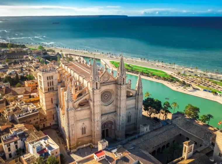 4. Palma de Mallorca, Španjolska: Na četvrtom mjestu nalazi se Palma de Mallorca u Španjolskoj, s ocjenom 8,7/10. Palma bilježi 295.000 prosječnih mjesečnih pretraživanja. Grad je poznat po svojim zlatnim i bijelim pješčanim plažama, staroj gradskoj jezgri te čarobnoj arhitekturi. Palma de Mallorca je postala popularno turističko odredište još 1950-ih, a danas je i jedna od najbogatijih regija u Španjolskoj zbog turizma, koji čini čak 80 posto njenog BDP-a.
