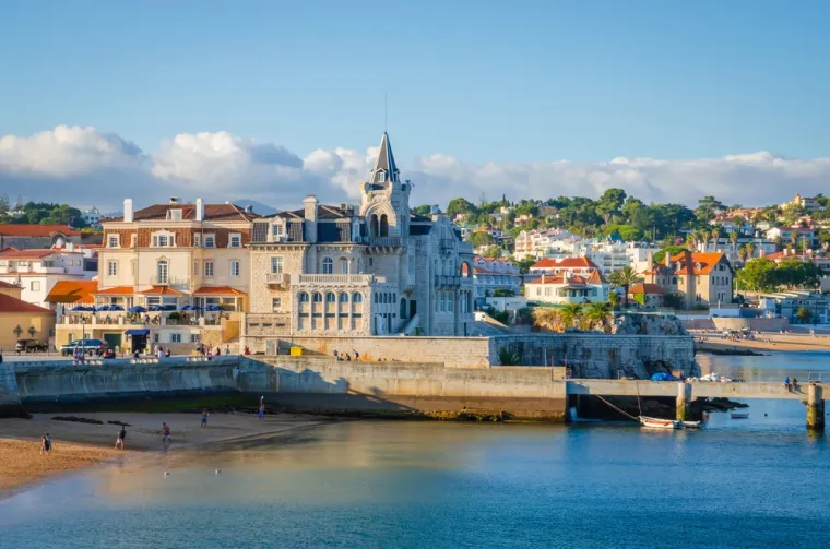 5. Cascais, Portugal: Na petom mjestu s ocjenom 8,6/10 nalazi se Cascais u Portugalu. Cascais bilježi 188.800 prosječnih mjesečnih pretraživanja. Ovaj primorski grad smješten je samo 30 kilometara od Lisabona, koji je nekada bio ribarsko selo, a sada je popularno odredište za odmor. Grad je poznat po svom prekrasnom okruženju, a privlačio je umjetnike i književnike, a kasnije i europsku aristokraciju. U današnje vrijeme, Cascais je savršeno mjesto za obiteljski odmor i uživanje u aktivnostima na moru poput jedrenja i surfanja. 