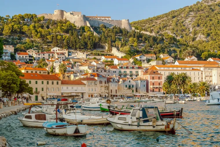 8. Hvar, Hrvatska (7,8): Poznat po tome što ima najviše sunčanih dana u Europi, Hvar je popularno odredište za turiste koji žele uživati u ljepoti mediteranskih plaža. Na Hvaru se nalaze brojne prekrasne plaže i uvale, ribarski gradići i vinogradi, a trajekti i brodovi povezuju Hvar s drugim otocima u okolici. Noćni život na Hvaru je također vrlo poznat. Hvar se može pohvaliti s čak 936 spomenika od čega ih je 6 pod zaštitom UNESCO-a te prvim građanskim kazalištem u Europi.