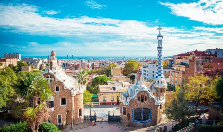 9. Barcelona, Španjolska (7,7): Ovaj španjolski grad spaja povijest, umjetnost i arhitekturu, a poznat je i po svojim plažama. Barcelona je okružena prirodom, s plažama koje su konkurencija čak i najpoznatijim Balearskim otocima. Barcelona je također poznata po biciklističkoj kulturi, a grad nudi i mnoštvo kulturnih znamenitosti poput Sagrade Familije, poznatih arhitektonskih djela Antonija Gaudíja. Turisti mogu posjetiti i muzej Picasso. Barcelona ima tipičnu mediteransku klimu s blagim zimama i vrućim ljetima, dok su kišni periodi obično u jesen i proljeće.