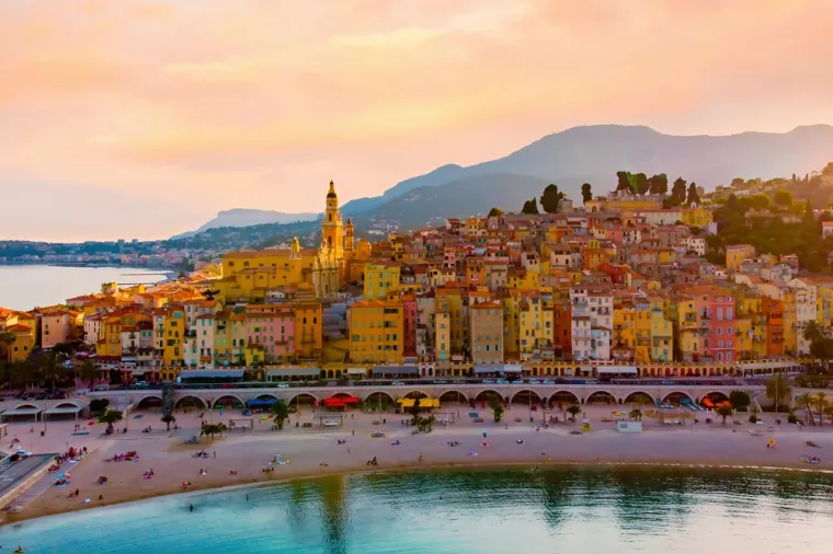10. Menton, Francuska (7,5): Ovaj šarmantni francuski grad, poznat kao &quot;biser Francuske&quot;, smješten je na rivijeri. Menton ima desetak privatnih plaža dok su ostale javne. Menton je oduvijek bio popularno turističko odredište s luksuznim vilama i vrtovima. Blaga mediteranska klima u tom području osobito pogoduje uzgoju citrusa, koji je sinonim za ovaj grad. Također je idealno mjesto za uživanje u vodenim sportovima.