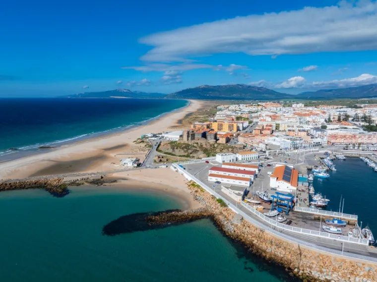 11. Tarifa, Španjolska (6,5): Najjužniji grad kontinentalne Europe, poznat je po bijelim plažama i 800 godina starim dvorcem. Tarifa je pravo odredište za ljubitelje vodenih sportova, posebno windsurfinga i kitesurfinga, a grad je idealan i za ronioce koji žele istraživati. Kad padne noć, Tarifa postaje pravo mjesto za zabavu. Nudi brojne barove, noćne klubove i tapas barove.