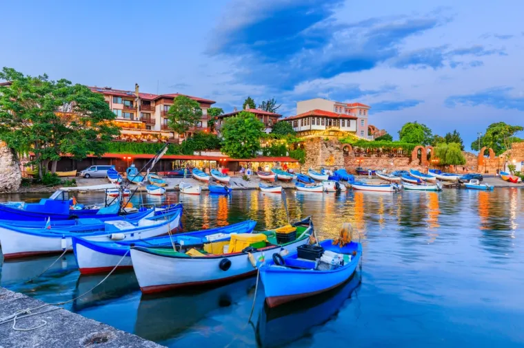 13. Nesebar, Bugarska (6,1): Grad koji nazivaju &quot;Biserom Crnog mora&quot; i &quot;Bugarskim Dubrovnikom&quot;, glavno je bugarsko odmaralište na obali Crnog mora. Sunčana obala je najistaknutije odmaralište na Crnom moru. Poznat je kao grad s najviše crkava po stanovniku. Nesebar se ističe bogatom poviješću i tradicijom, a tijekom cijele godine privlači posjetitelje brojnim festivalima i događanjima.