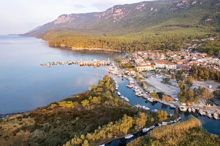 14. Akyaka, Turska (6,1): Naselje se nalazi u općini i okrugu Ula, u provinciji Muğla, u Turskoj. Bogat podvodni svijet čini ovo područje popularnim odredištem za izlete brodom i ronjenje. Posebna atrakcija za posjetitelje su restorani koji se nalaze uz rijeku. Akyaka je poznata i po svom jedinstvenom arhitektonskom stilu, što joj daje poseban šarm.