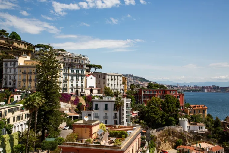15. Posillipo, Italija (5,5): Od ove šarmantne četvrti u Napulju pružaju se predivni panoramski pogledi na Napuljski zaljev. Posjetitelji mogu istraživati rimske ruševine na Villi di Pollio ili uživati u tipičnoj napuljskoj kuhinji. S obzirom na to što je prometna povezanost autobusima, tramvajima i podzemnom dobra, kretanje po ovom području je jednostavno. Posillipo je idealno mjesto za opuštanje gdje turisti mogu uživati u prekrasnim pogledima i bogatoj povijesti.