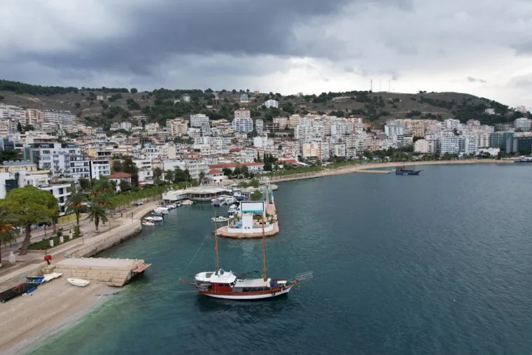 17. Saranda, Albanija (4,6): Grad u Albaniji je sjedi&scaron;te općine Saranda. Smje&scaron;ten je na obali Jonskog mora, u dijelu Sredozemnog mora te ima toplu mediteransku klimu. Zahvaljujući jedinstvenoj lokaciji i klimatskim uvjetima, Saranda je postala popularna turistička destinacija. Turizam je glavni izvor prihoda, a drugi su važni sektori ribarstvo i graditeljstvo.