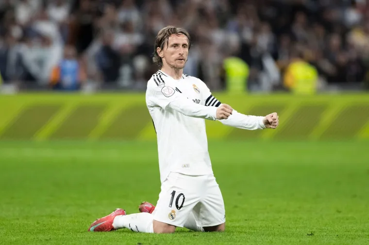Luka Modrić još jednom je pokazao kako igra kapetan i kako se jedan nogometni kapetan ponaša. Pokazao je zube i klasu. Stao u obranu suigrača. Respekt, Luka!