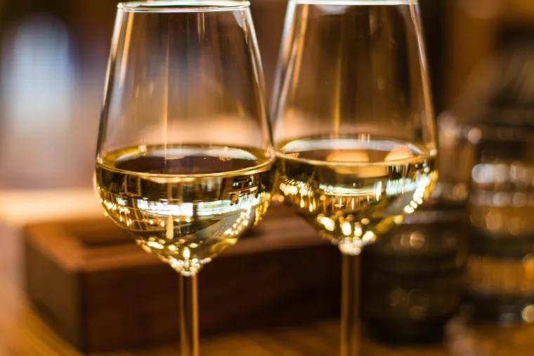 6. Vino: Postoji velika vjerojatnost da će proizvodnja vina pasti za 85% u sljedećih 50 godina. Fine vinske regije poput Nape i Sonome postaju prevruće za pravilnu proizvodnju. Više temperature mogu ubrzati sazrijevanje grožđa, što smanjuje njegovu kvalitetu, dok suše smanjuju količinu grožđa i otežavaju navodnjavanje. Osim toga, povećana vlažnost i nepovoljni vremenski uvjeti potiču bolesti vinove loze, što dodatno ugrožava proizvodnju vina.