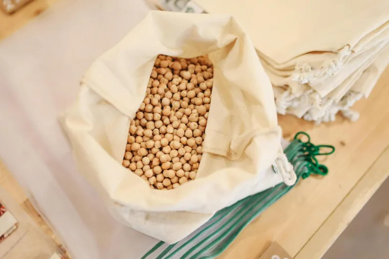 
16. Slanutak: Procjenjuje se da je potrebno 608,6 galona vode da se proizvede samo 0,23 kg slanutka. Suše diljem svijeta drastično su smanjile proizvodnju slanutka za 40-50 %.