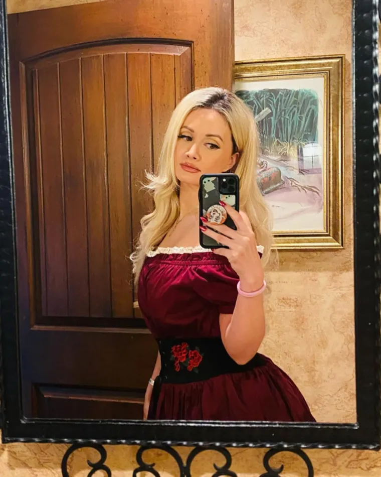 Holly je danas majka dvoje djece iz biv&scaron;eg braka s biznismenom Pasqualom Rotellom. Nakon razvoda, posvetila se majčinstvu i pisanju.  