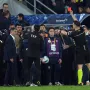 Sudac je imao pune ruke posla. Zbog sukoba na klupi podijelio je čak ćetiri crvena klartona, solomonski, dva za jednu momčad i dva za drugu.
